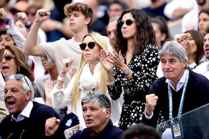 Mery Perelló junto a la familia de Rafa Nadal en Roland Garros 2019, en París, en junio.