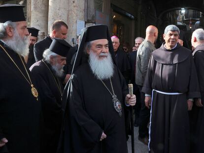 El patriarca ortodoxo Teófilo III (centro) junto a otros líderes cristianos, el 29 de marzo ante el hotel Petra de Jerusalén.