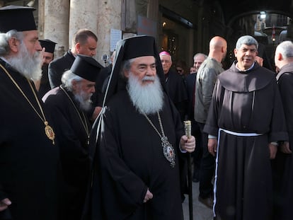 El patriarca ortodoxo Teófilo III (centro) junto a otros líderes cristianos, el 29 de marzo ante el hotel Petra de Jerusalén.