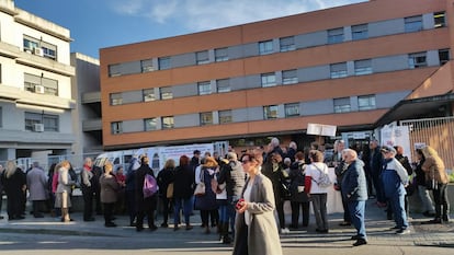 Protesta de familiares a aprincipios de 2020 en el exterior de la residencia pública de Usera, cuya gestión está cedida por la Comunidad de Madrid a la multinacional DomusVi,