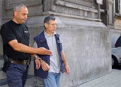 Michel Fourniret, en el momento en que era conducido al Palacio de Justicia de Dinant, en agosto de 2003.