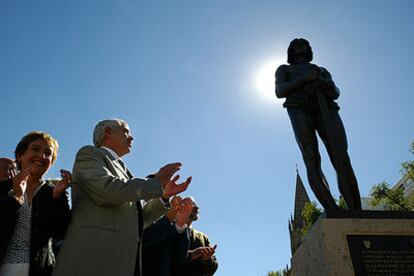 Pasqual Maragall, en primer plano, en la inauguración de la escultura <i>Sant Miquel,</i> de Josep Llimona, que la Generalitat donó ayer a Guadalajara.