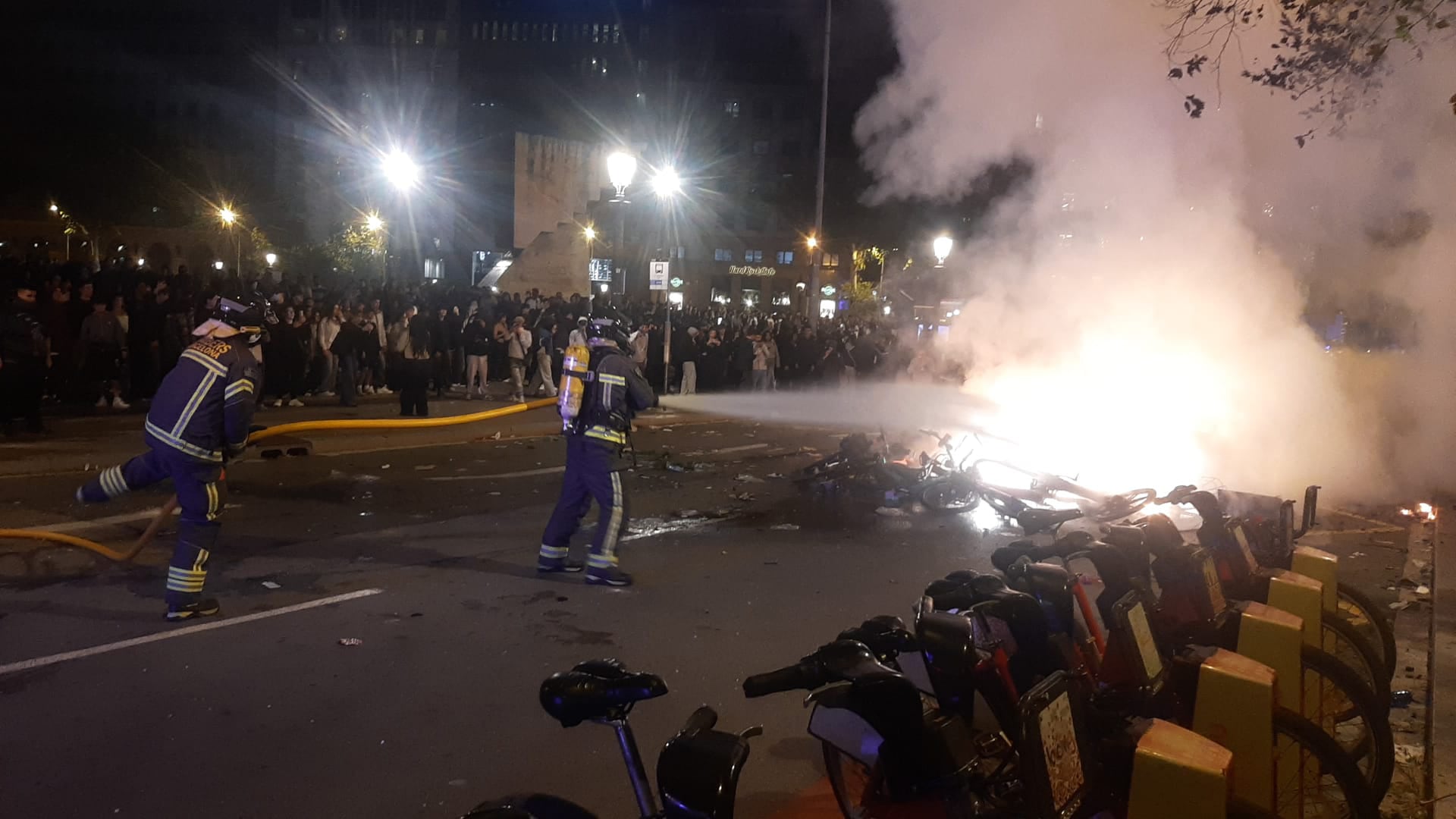 Protestas violentas en plaza Catalunya de Barcelona. ÀNGELS PIÑOL