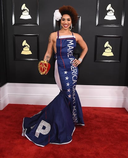 La cantante Joy Villa hizo un alegato político con su vestido, en el que se podía leer: Make America Great Again, en referencia al eslogan político de Trump. El vestido lo firma Andre Soriano.