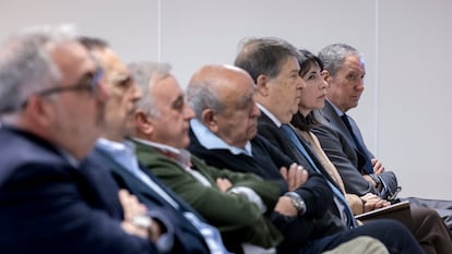 Al fondo, el expresidente de la Generalitat y el exministro Eduardo Zaplana, en el banquillo de los acusados de la Audiencia de Valencia.