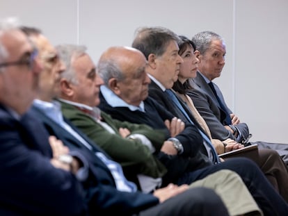 Al fondo, el expresidente de la Generalitat y el exministro Eduardo Zaplana, en el banquillo de los acusados de la Audiencia de Valencia.