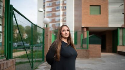 La cantaora Montse Cortés posa en el patio de su casa, en Madrid.