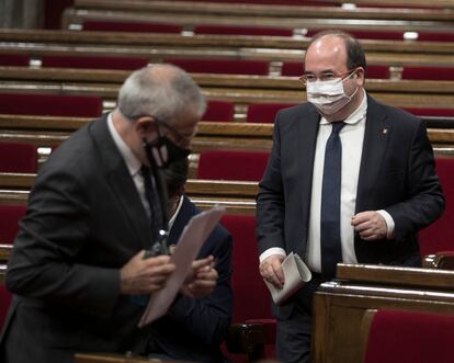 Carlos Carrizosa pasa ante Miquel Iceta en el pleno del Parlament, este miércoles.