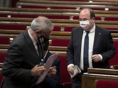 Carlos Carrizosa pasa ante Miquel Iceta en el pleno del Parlament, este miércoles.