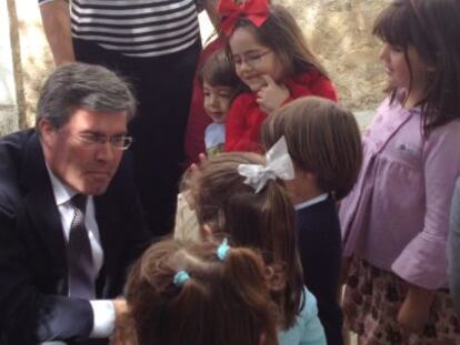 El alcalde, Jos&eacute; Enrique Fern&aacute;ndez de Moya, durante una visita al barrio de Las Infantas.