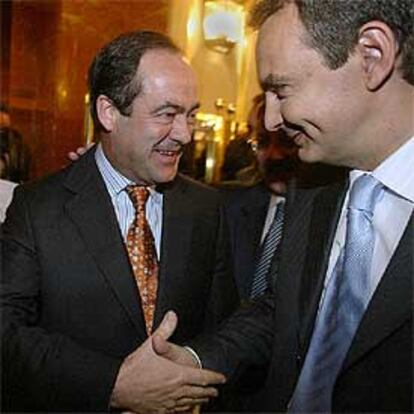 José Bono felicita a José Luis Rodríguez Zapatero tras el discurso de investidura del candidato.