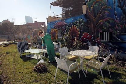 Rafael en su jardín en el barrio de Fuencarral B.