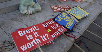 Carteles sobre el Brexit cerca del Parlamento brit&aacute;nico, el jueves.