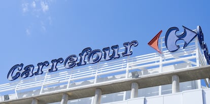 Exterior de un hipermercado Carrefour