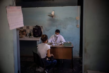 Un doctor en el molino de azúcar Boris Luis Santa Coloma, en Madruga, Cuba