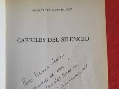 Ejemplar firmado de 'Carriles de silencio'.