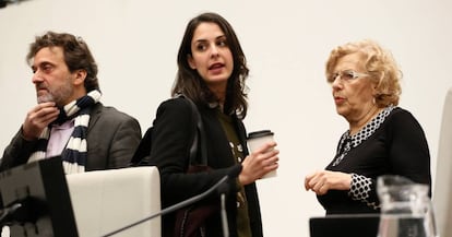 Mauricio Valiente, Rita Maestre y Manuela Carmena en el pleno del Ayuntamiento de Madrid.