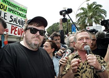 Michael Moore, a la izquierda, y José Bové, durante la manifestación de los intermitentes celebrada ayer en La Croisette de Cannes.
/ REUTERS