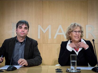 La alcaldesa de Madrid Manuela Carmena acompañada por el edil Jorge García Castaño.