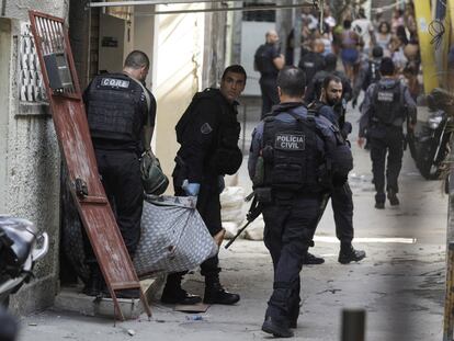 Varios policías trasladan a un herido durante la operación policial en la favela de Jacarezinho, el 6 de mayo.