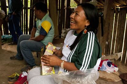 Wao kopemowenka es la palabra referirse al chocolate. Mencay comparte con varias familias de la comunidad de Miwaguno los beneficios y progresos que el proyecto chocolatero está logrando. Ella les muestra el producto final del trabajo que han realizado. Asimismo,  como presidenta de la Amwae rinde cuentas e incentiva a más mujeres a unirse a esta iniciativa. 