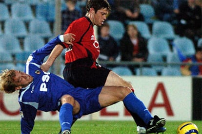 El jugador del Osasuna Iñaki Muñoz aguanta la entrada de Diego Rivas, del Getafe, esta tarde en el Coliseo.