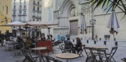 People enjoying sidewalk cafés in Barcelona.