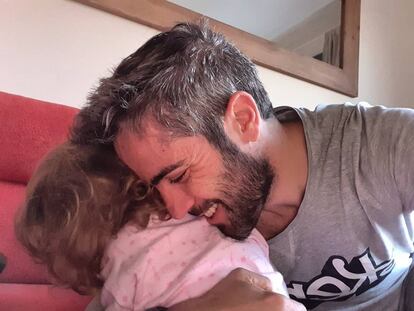 Roberto Leal ha querido felicitar a su padre y también a sí mismo, pues se convirtió en padre en 2017 de una niña llamada Lola. "Felicidades, papás. Felicidades, Pepes y Pepas. Te quiero, Lola. Te quiero, Don José", ha escrito el presentador junto a dos imágenes, en la primera él abraza a su pequeña, y en la segunda, dándole un abrazo a su padre.