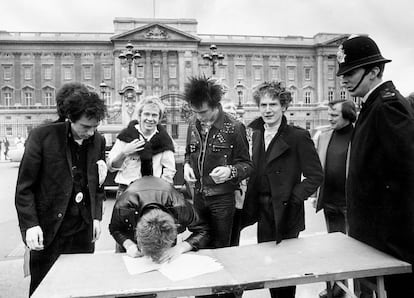 Con los Sex Pistols frente a Buckingham Palace, donde firmaron su nuevo contrato con A&M Records en 1977.