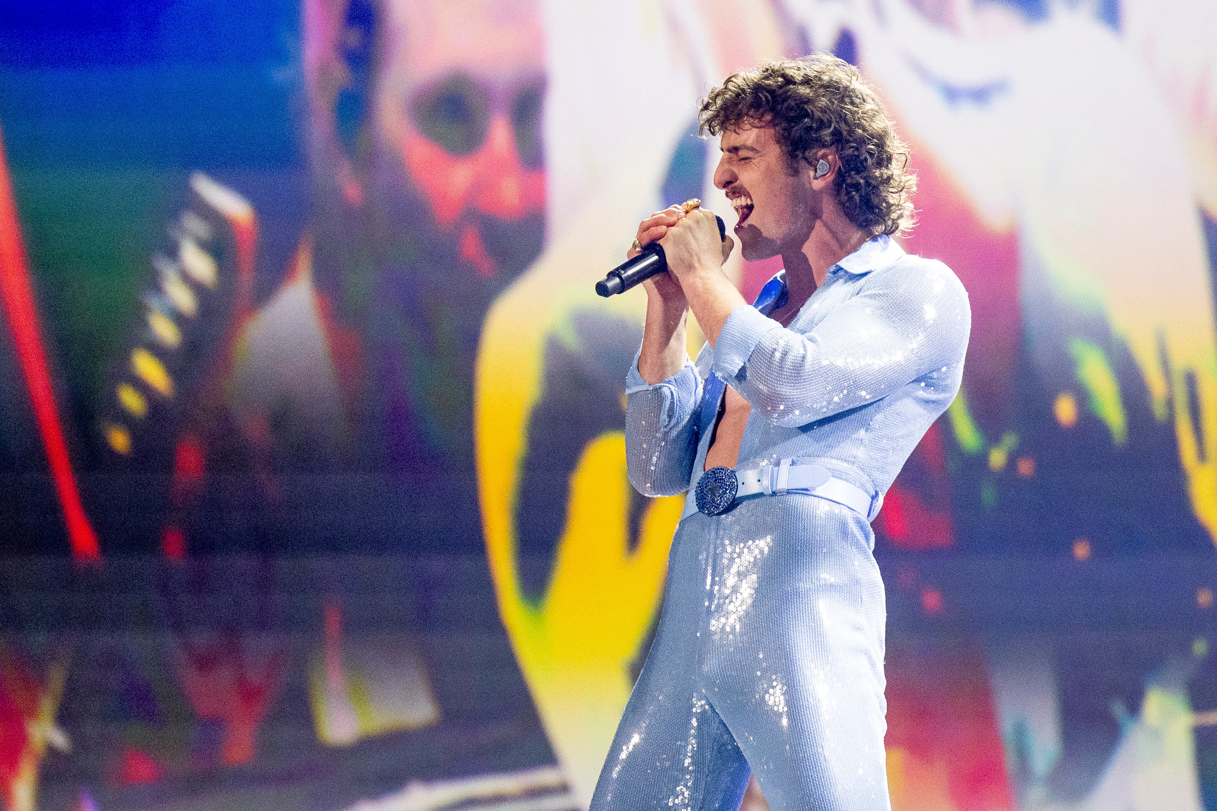 Benson Boone en su actuación de los Grammy el 2 de febrero.