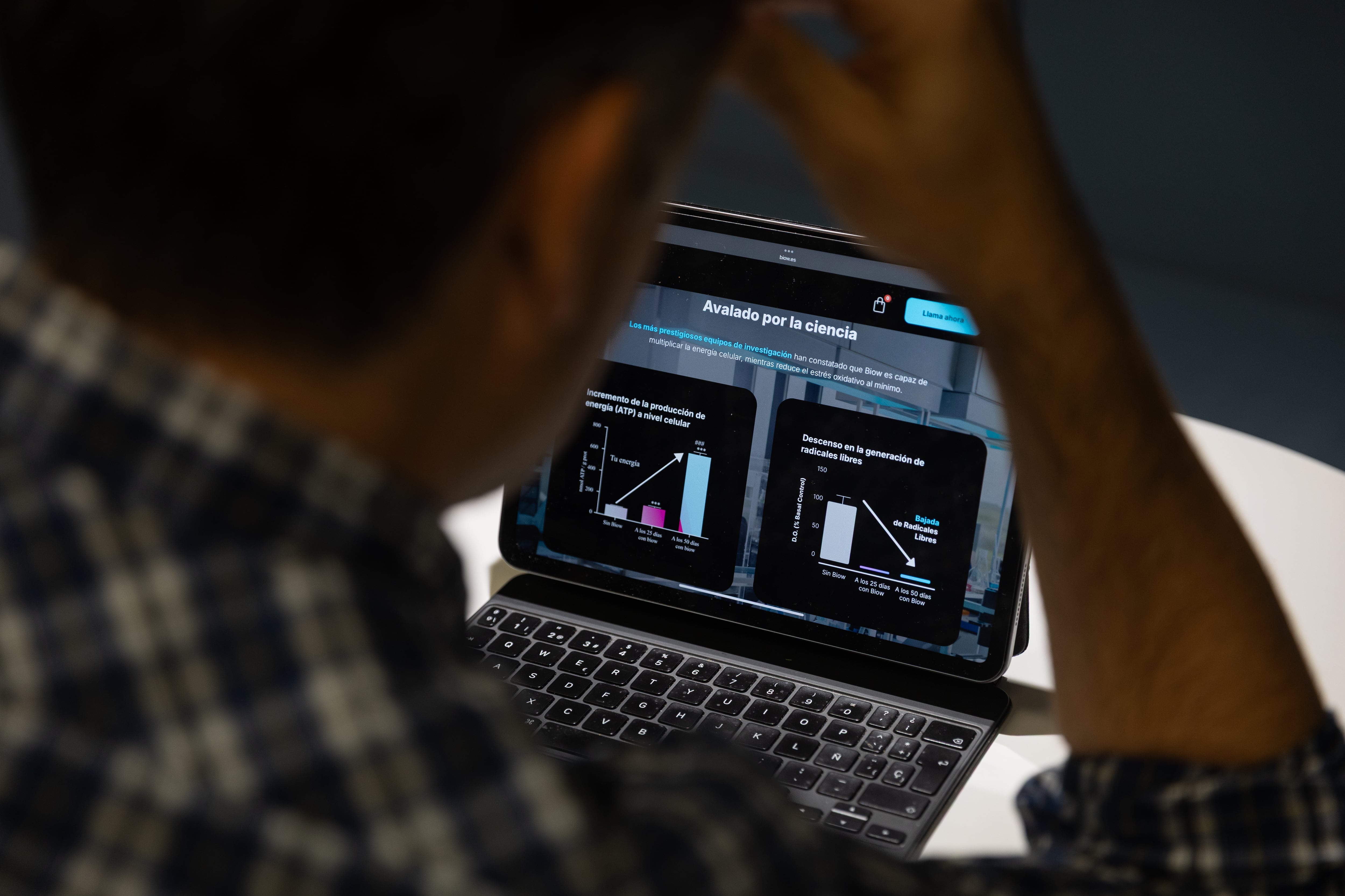 Un usuario consulta la página web de Biow.