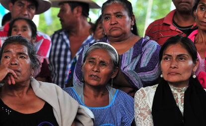 Los familiares de los desaparecidos se reúnen en la escuela de Ayotzinapa y deciden movilizarse ante “la pasividad de los políticos”. Están convencidos de que los 28 cadáveres encontrados en el cerro de Iguala no son los de sus hijos.