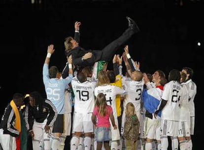 Los jugadores del Madrid <i>mantean</i> a Bernd Schuster para festejar el 31º título liguero.