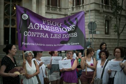 Un grupo de mujeres protesta a las puertas de la Audiencia de Barcelona.