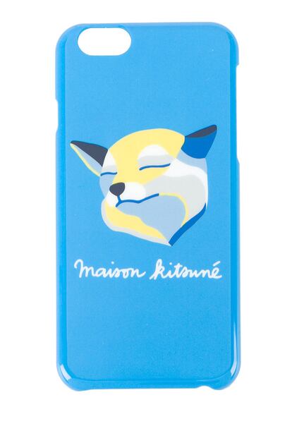La firma francesa Maison Kitsuné estampa su icónico zorro en esta funda azul (36 euros).