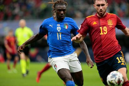 Laporte disputa el balón con Moise Kean durante la semifinal de la Liga de las Naciones disputada el pasado miércoles en el estadio San Siro de Milán.Kaceli / DPPI