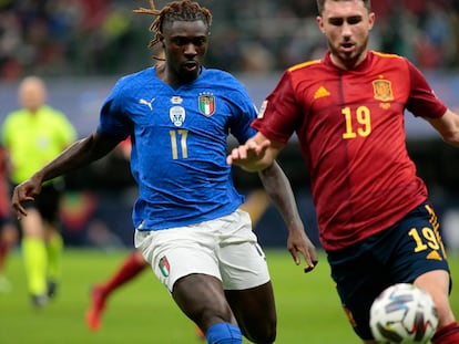 Laporte disputa el balón con Moise Kean durante la semifinal de la Liga de las Naciones disputada el pasado miércoles en el estadio San Siro de Milán.Kaceli / DPPI