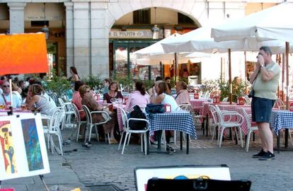 Varios turistas en una terraza de la Plaza Mayor de Madrid.