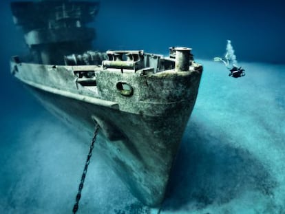 Restos del pecio 'USS Kittiwake', en la playa de Seven Mile, en las Islas Caimán.