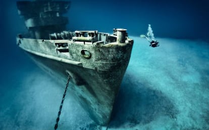 Restos del pecio 'USS Kittiwake', en la playa de Seven Mile, en las Islas Caimán.