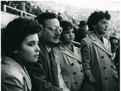 Salvador Allende, con sus hijas en el Estadio Nacional alrededor de 1950: Carmen Paz (a su derecha), Isabel (a su izquierda) y Beatriz. © Fundación Salvador Allende.