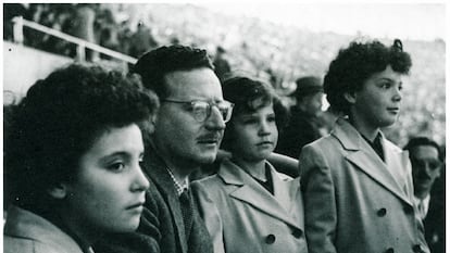 Salvador Allende, con sus hijas en el Estadio Nacional alrededor de 1950: Carmen Paz (a su derecha), Isabel (a su izquierda) y Beatriz. © Fundación Salvador Allende.