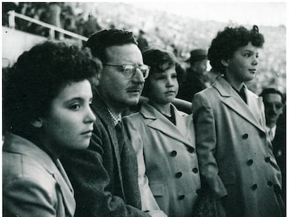 Salvador Allende, con sus hijas en el Estadio Nacional alrededor de 1950: Carmen Paz (a su derecha), Isabel (a su izquierda) y Beatriz. © Fundación Salvador Allende.