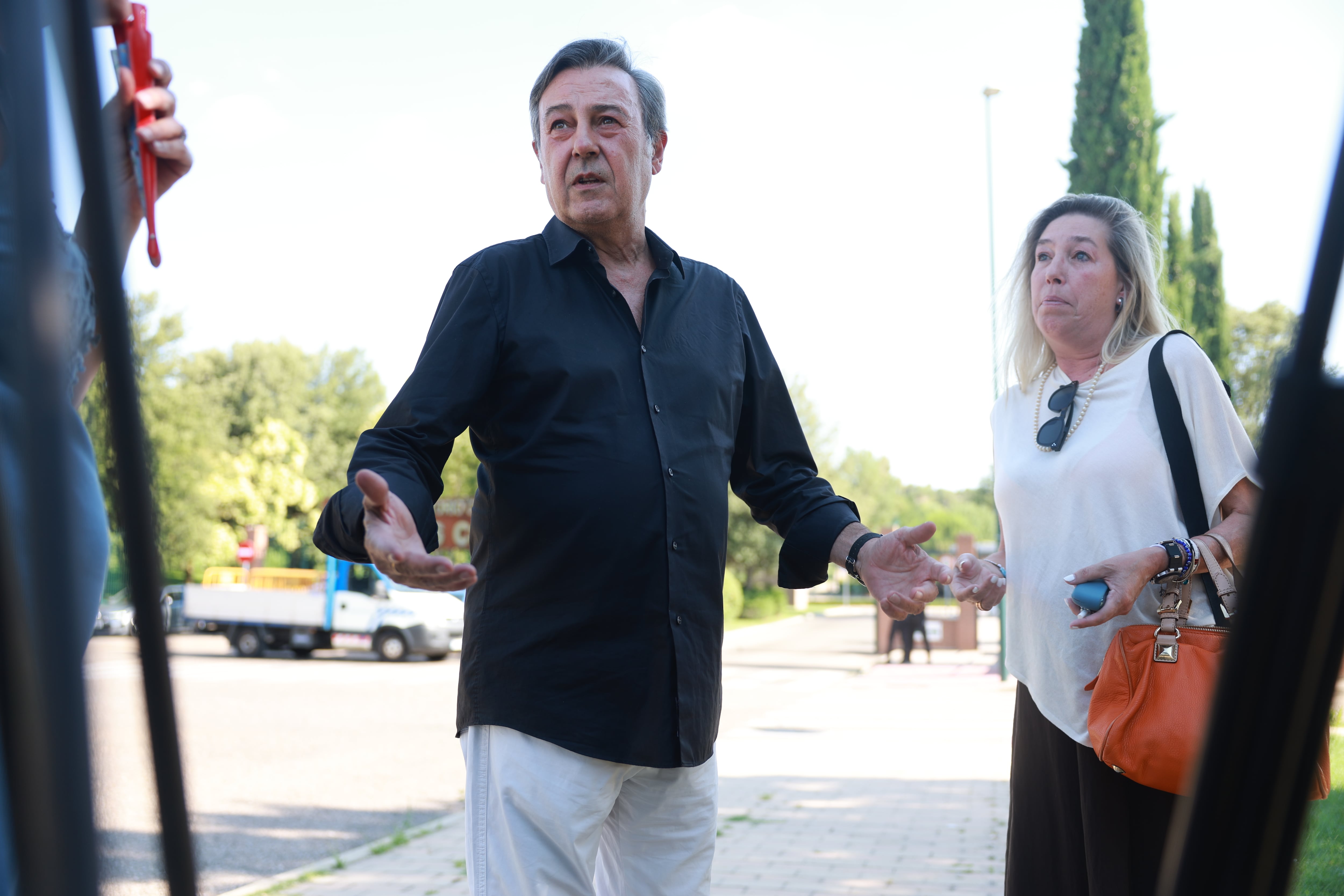 El periodista José Ribagorda habla con los medios en nombre de la familia del bodeguero, este lunes en Valladolid.
