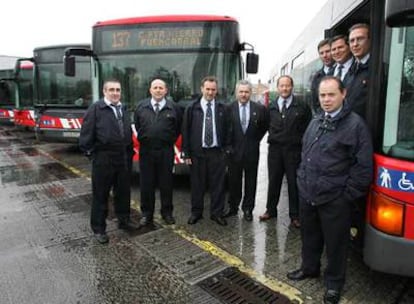 Un grupo de conductores de autobuses urbanos posa en las cocheras de la EMT.