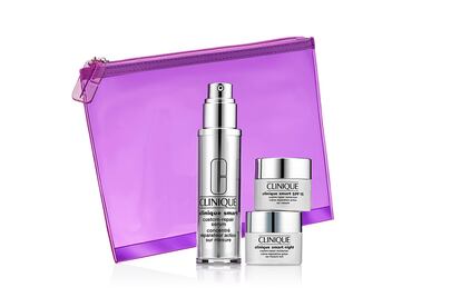 Super smarts, de Clinique 
Cuida, mima e hidrata tu piel. Este sencillo mantra guía a uno de nuestros gift sets favoritos, los Super smart de Clinique. Compuesto por el sérum antiedad multi-corrector Clinique Smart (50ml) para día y noche, que aporta un tono de piel más uniforme, y una mejora visible de las arrugas; la crema antiedad multi-correctora Clinique Smart SPF 15 que ayuda a la piel a atraer y retener la hidratación. Para la noche, la crema antiedad correctora de noche Clinique Smart que repara la piel y corrige visiblemente las líneas y arrugas, además de igualar el tono de la piel. Precio: 106 euros.