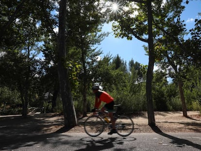 Un joven monta en bicicleta en la Casa de Campo, en Madrid.