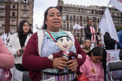 Una mujer sostiene un muñeco de Claudia Sheinbaum durante el discurso de la presidenta en el Zócalo.