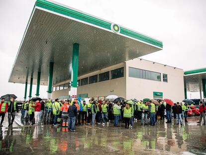 Protesta de un grupo de transportistas en una gasolinera, este lunes en San Fernando de Henares (Madrid).