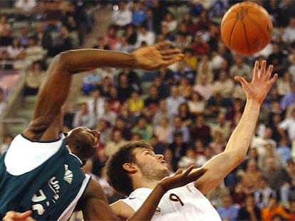 El madridista Fotsis pelea por un rebote con el jugador del Unicaja Pietrus.